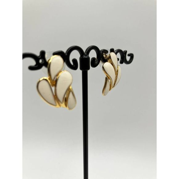 Vintage FM 1980s Gold-Tone White Enamel Leaf 7/8 Inch Earrings! - Picture 7 of 9